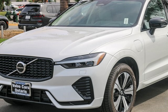 2025 Volvo XC60 Hybrid T8 Core photo 4