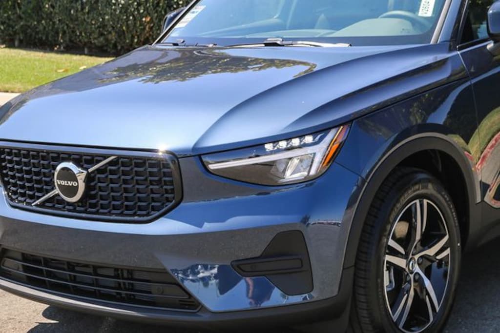 New 2026 Volvo XC40 B5 Core SUV