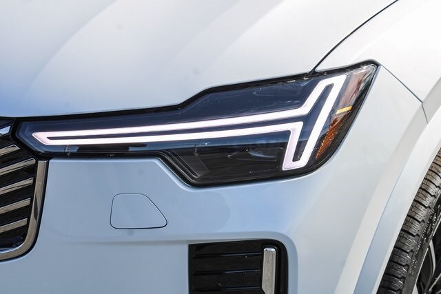 2025 Volvo XC90 B5 Plus photo 2