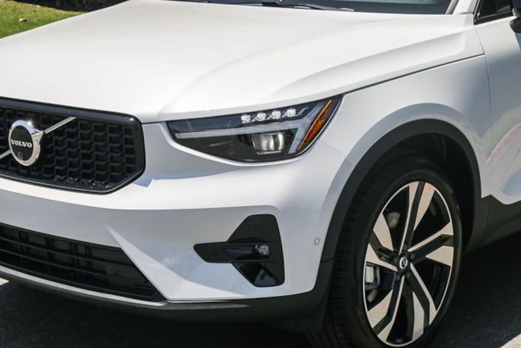 New 2026 Volvo XC40 B5 Ultra SUV