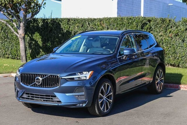 2022 Volvo XC60 B5 Momentum photo 2