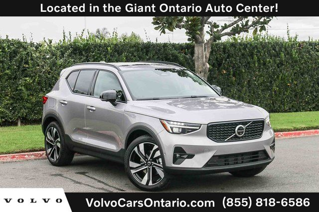 2026 Volvo XC40 B4 Plus Dark FWD's photo