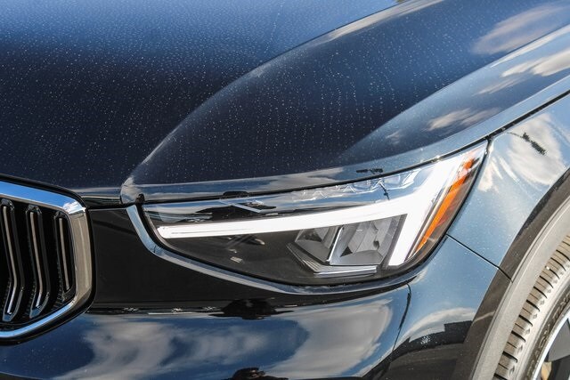 2025 Volvo XC40 Core photo 4