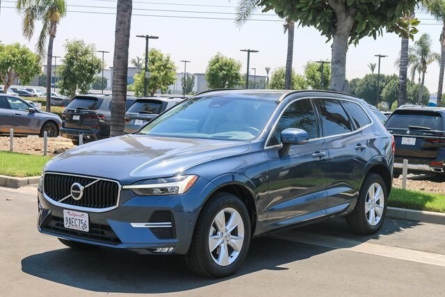2022 Volvo XC60 B5 Momentum photo 3
