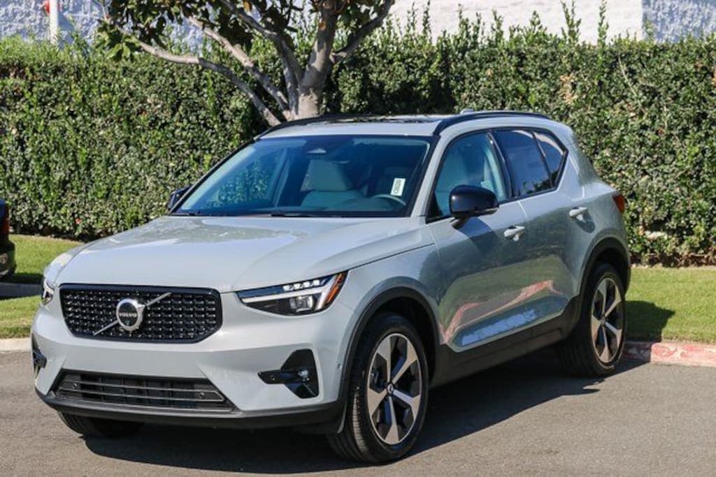 New 2026 Volvo XC40 B5 Plus SUV
