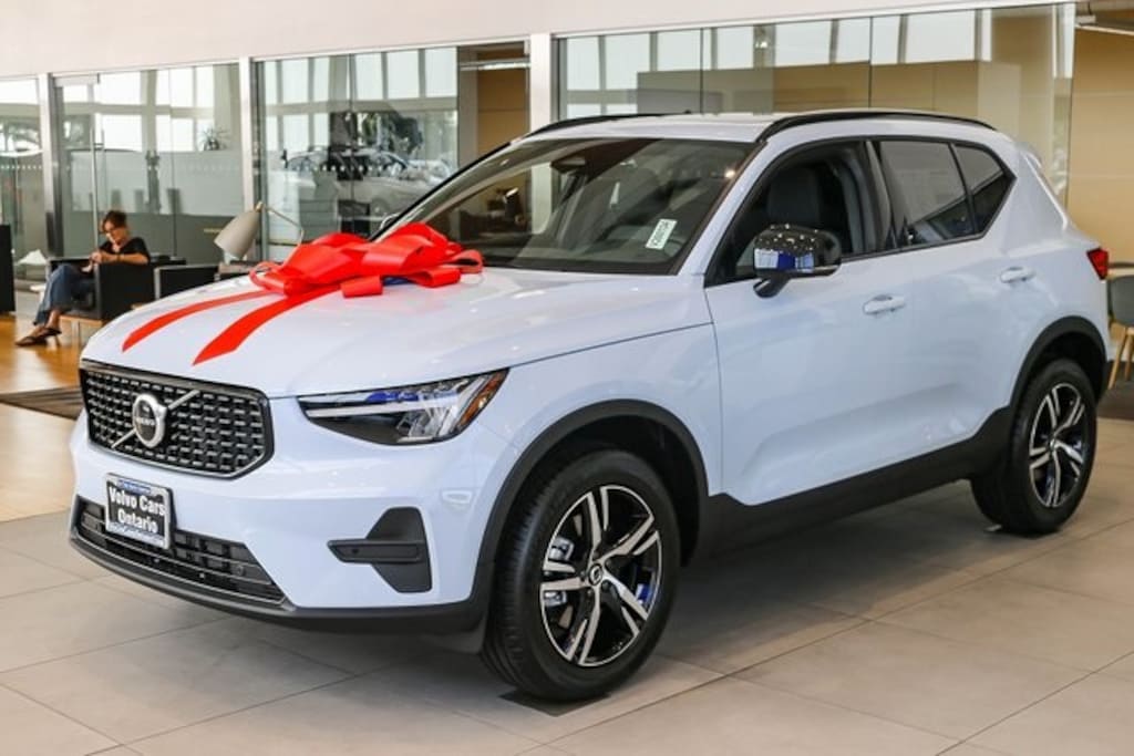 New 2026 Volvo XC40 B4 Core SUV