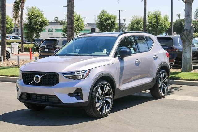 2026 Volvo XC40 Plus photo 2