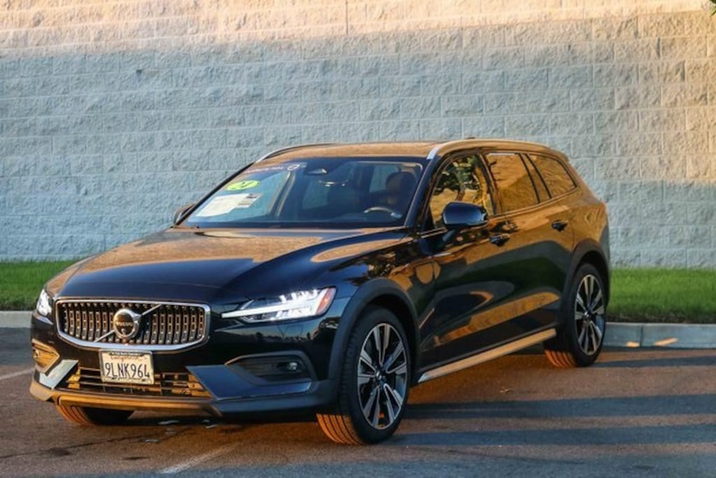 Certified 2024 Volvo V60 Cross Country Ultimate Wagon