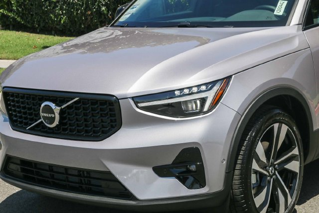 New 2026 Volvo XC40 B5 Ultra SUV