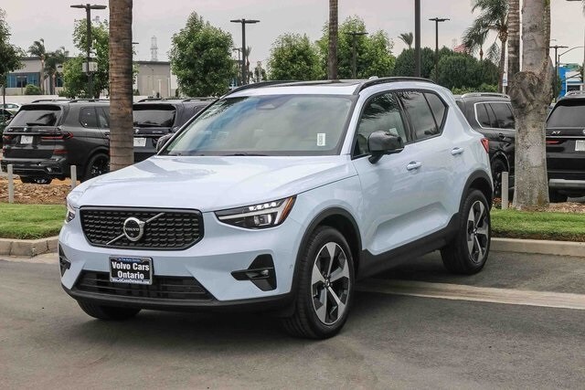 2026 Volvo XC40 AWD Plus photo 3