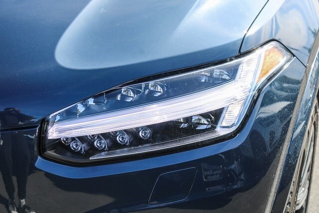 2025 Volvo XC90 Core photo 4
