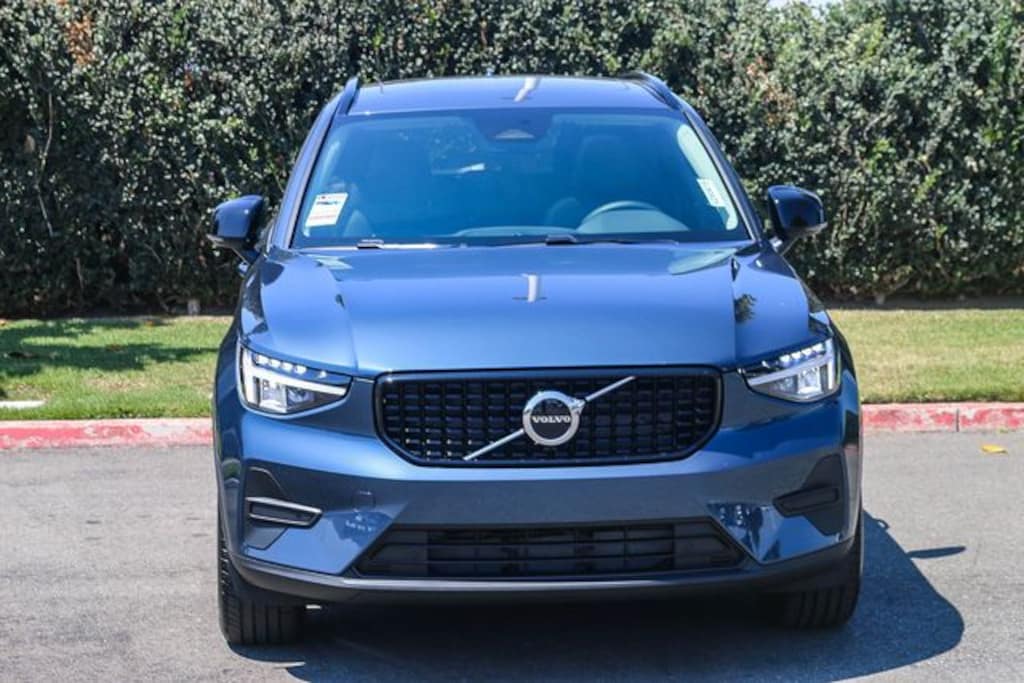 New 2026 Volvo XC40 B5 Core SUV