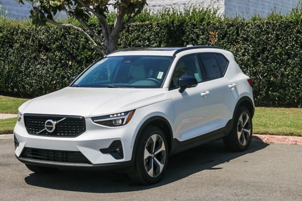 New 2026 Volvo XC40 B5 Plus SUV