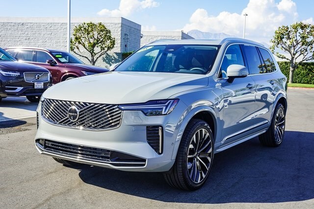 2025 Volvo XC90 B5 Plus photo 3