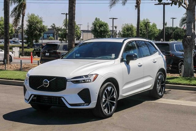 2026 Volvo XC60 B5 Plus photo 3