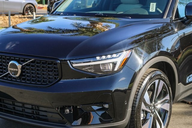 2026 Volvo XC40 Plus photo 3