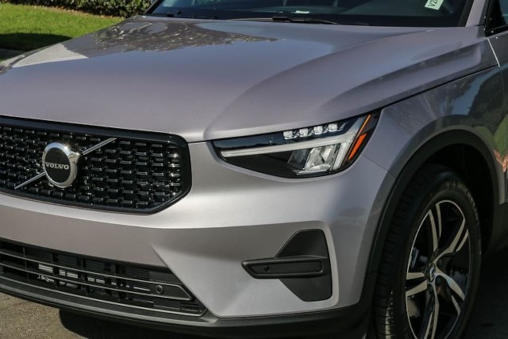 New 2026 Volvo XC40 B4 Core SUV