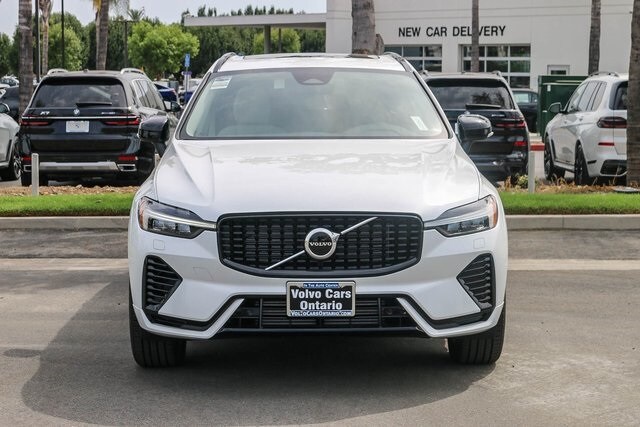 2025 Volvo XC60 Hybrid T8 Core photo 2