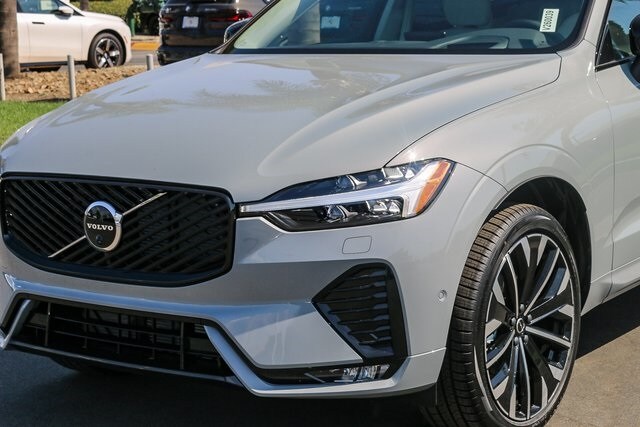 2026 Volvo XC60 B5 photo 2