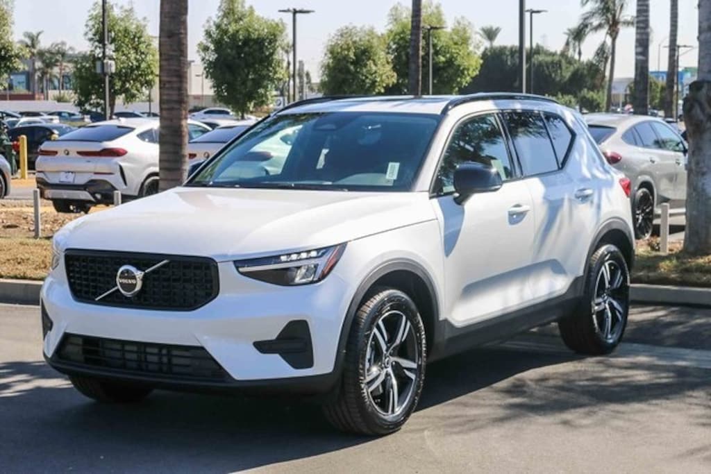 New 2026 Volvo XC40 B5 Core SUV