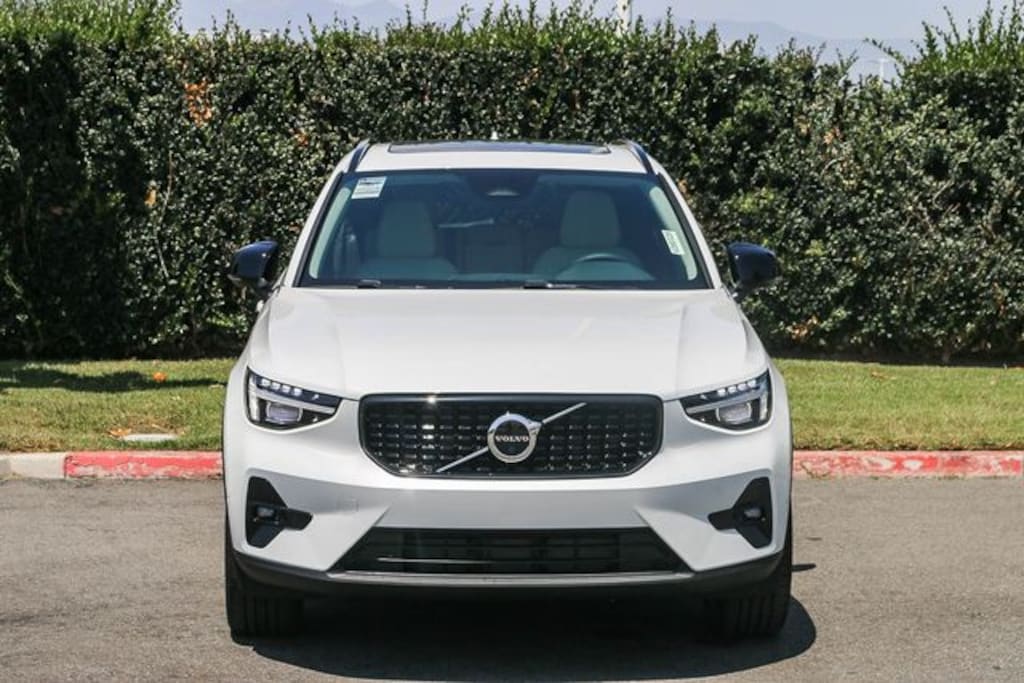 New 2026 Volvo XC40 B5 Plus SUV