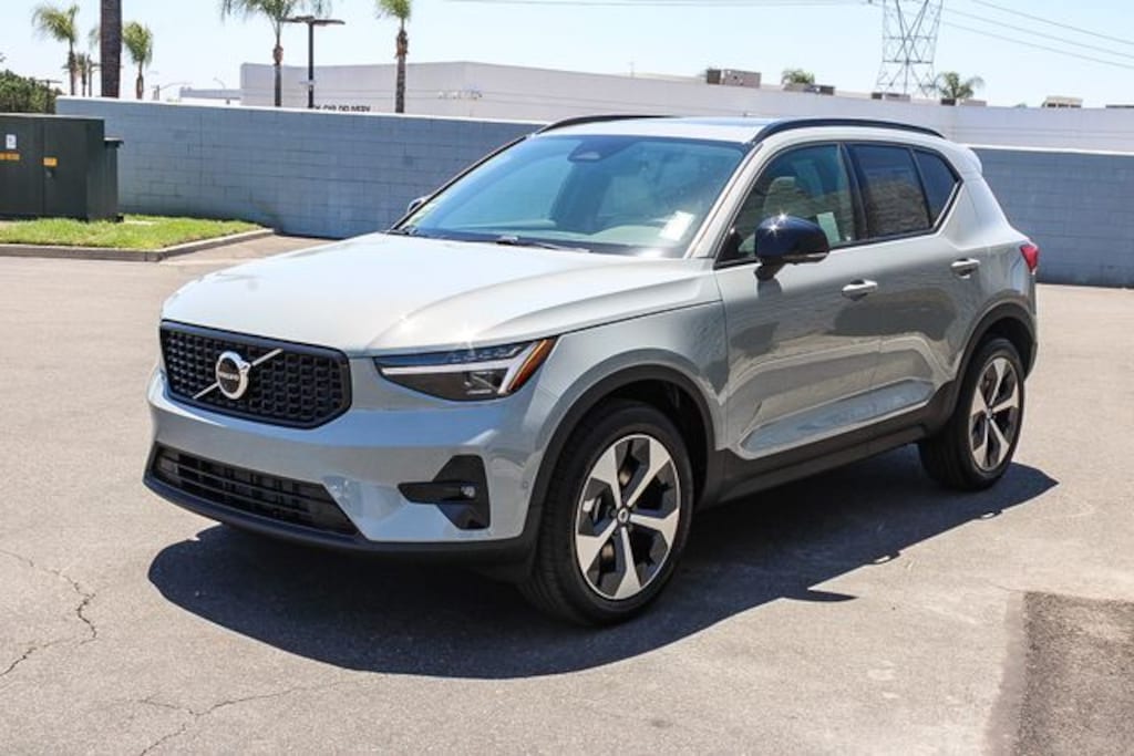 New 2026 Volvo XC40 B5 Plus SUV