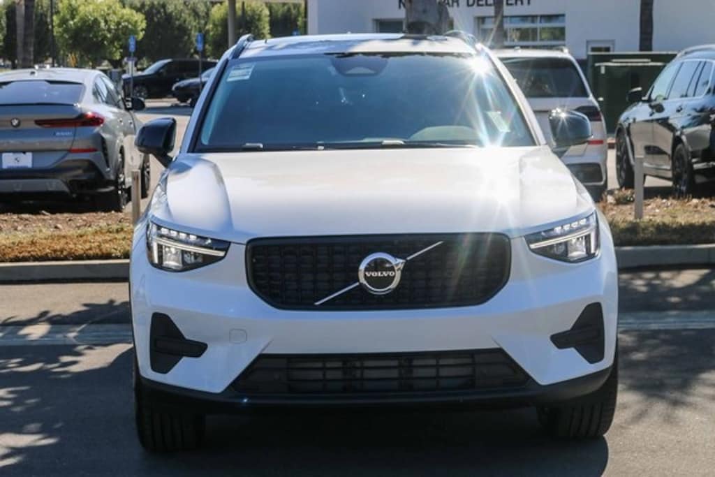 New 2026 Volvo XC40 B5 Core SUV