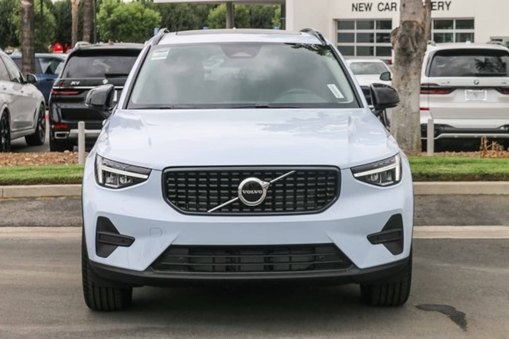 New 2026 Volvo XC40 B5 Core SUV