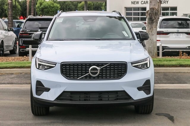 2026 Volvo XC40 Core photo 2