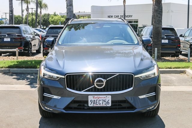 2022 Volvo XC60 B5 Momentum photo 2