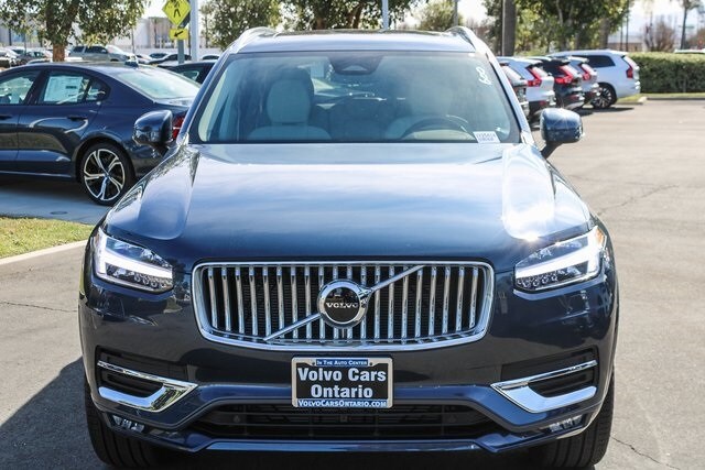 2025 Volvo XC90 Core photo 2
