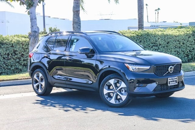 2025 Volvo XC40 Plus photo 2