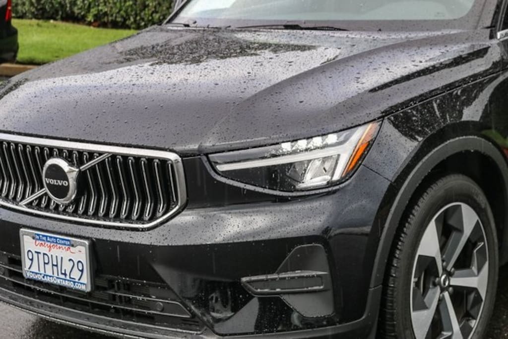 Certified 2025 Volvo XC40 B5 Core SUV
