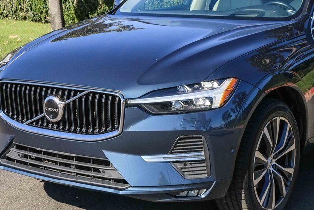 2022 Volvo XC60 B5 Momentum photo 3