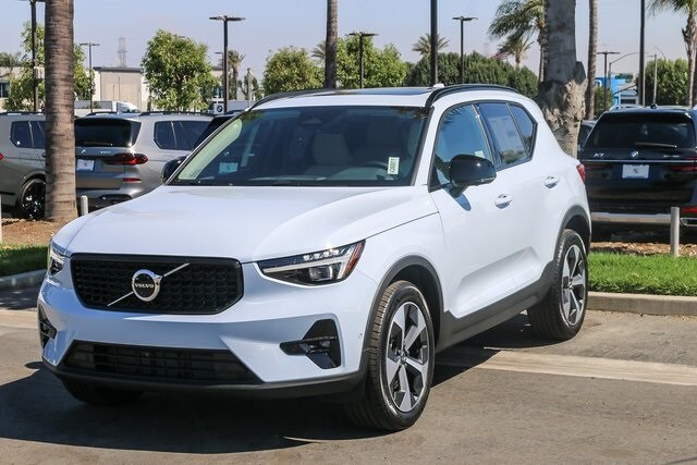 2026 Volvo XC40 Plus photo 2
