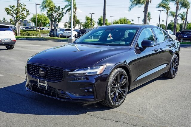 2024 Volvo S60 Plus Black Edition photo 2