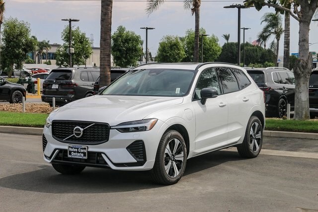 2025 Volvo XC60 Hybrid T8 Core photo 3