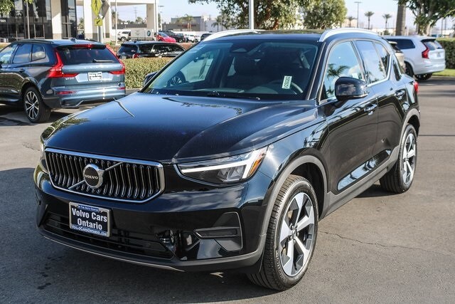 2025 Volvo XC40 Core photo 3