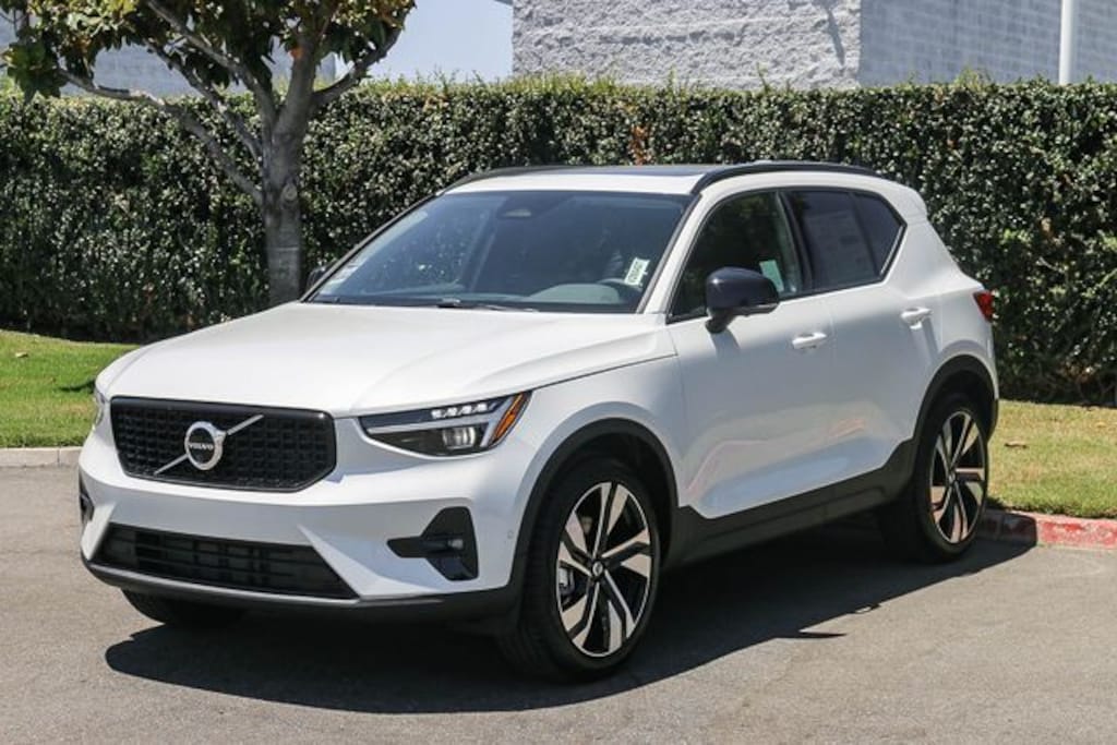 New 2026 Volvo XC40 B5 Ultra SUV