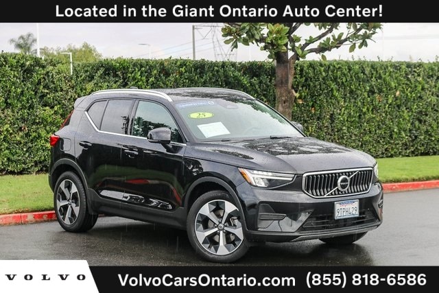 2025 Volvo XC40 Core's photo