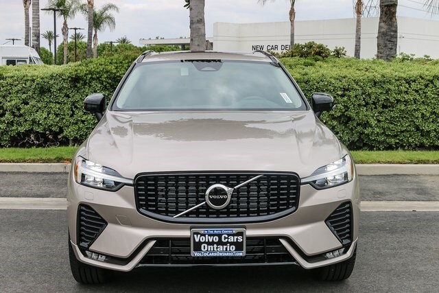 2025 Volvo XC60 B5 Core photo 2
