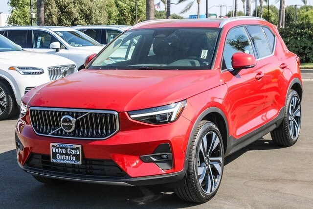 2025 Volvo XC40 photo 3
