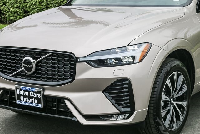 2025 Volvo XC60 B5 Core photo 4