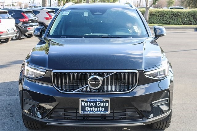 2025 Volvo XC40 Core photo 2