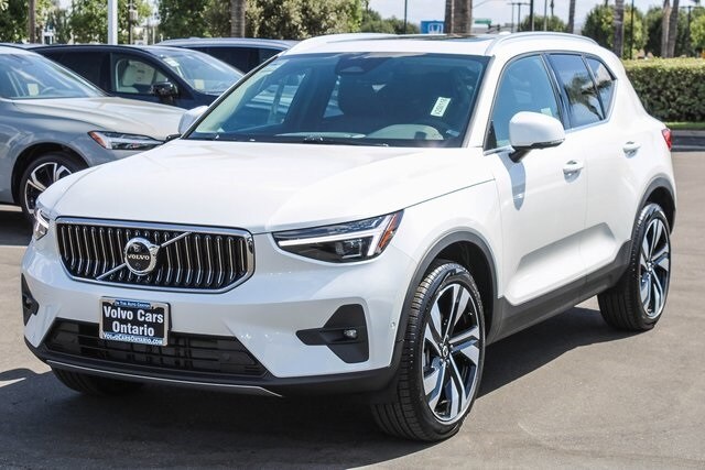 2025 Volvo XC40 photo 3