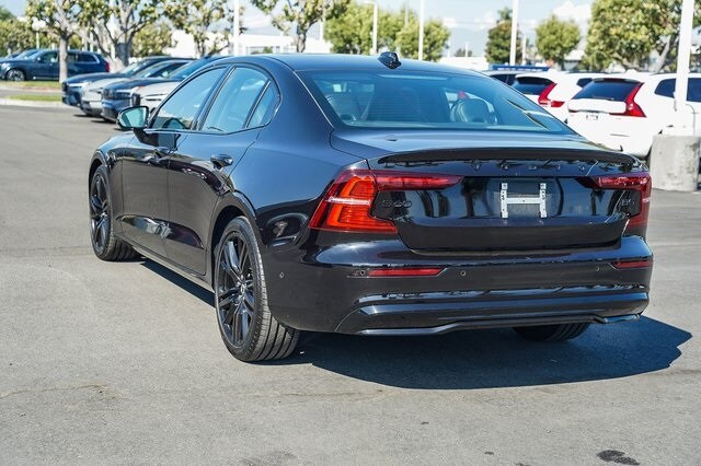 2024 Volvo S60 Plus Black Edition photo 3