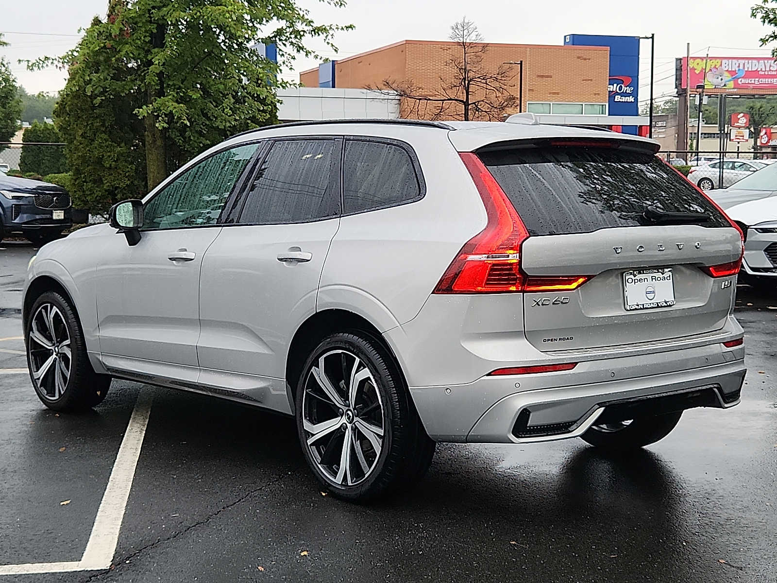 2023 Volvo XC60 B5 Ultimate photo 4