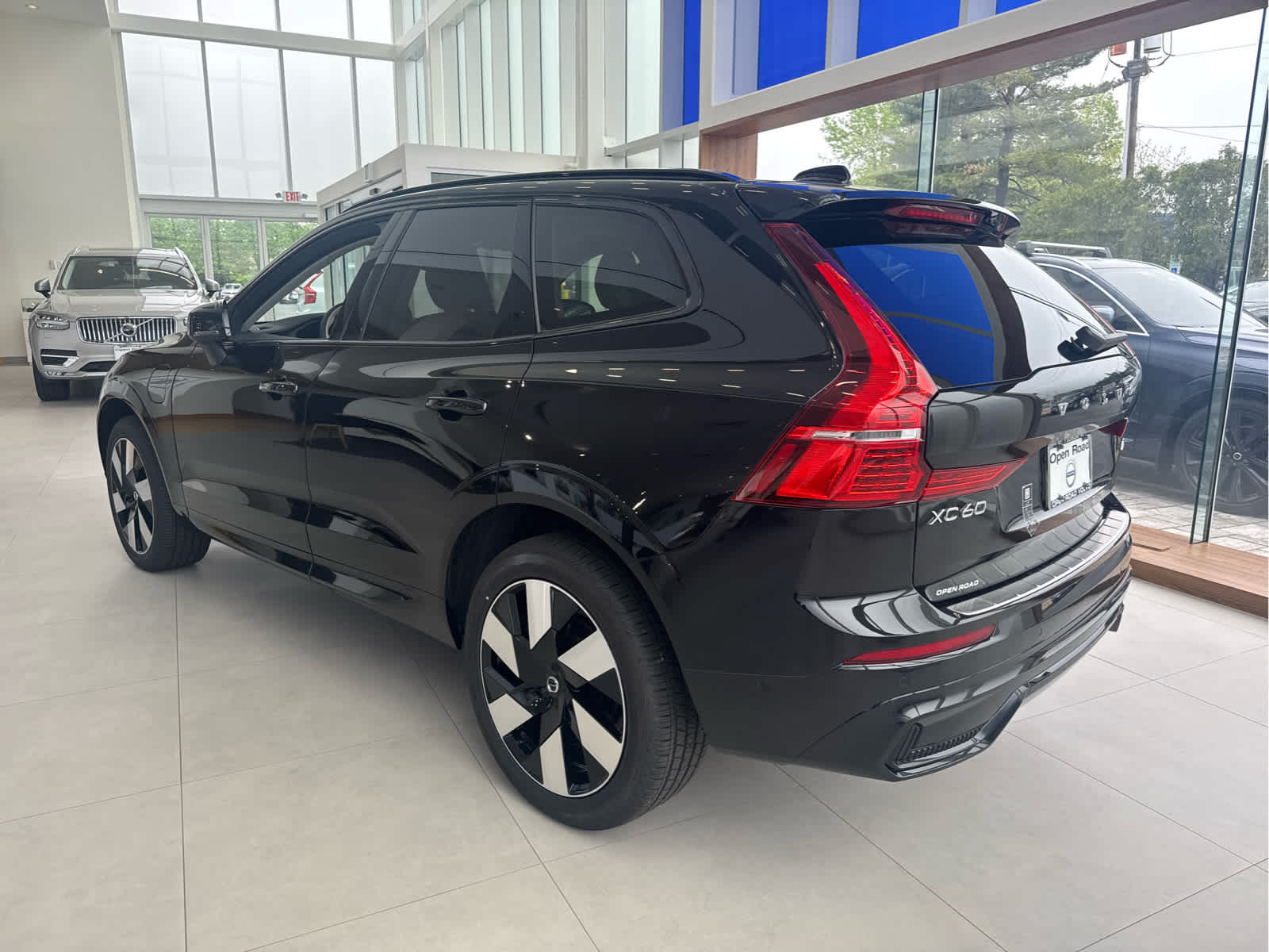2025 Volvo XC60 Hybrid T8 Plus photo 4