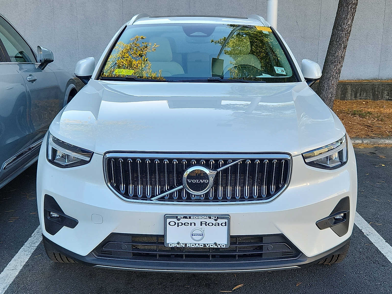 2023 Volvo XC40 AWD Plus photo 2