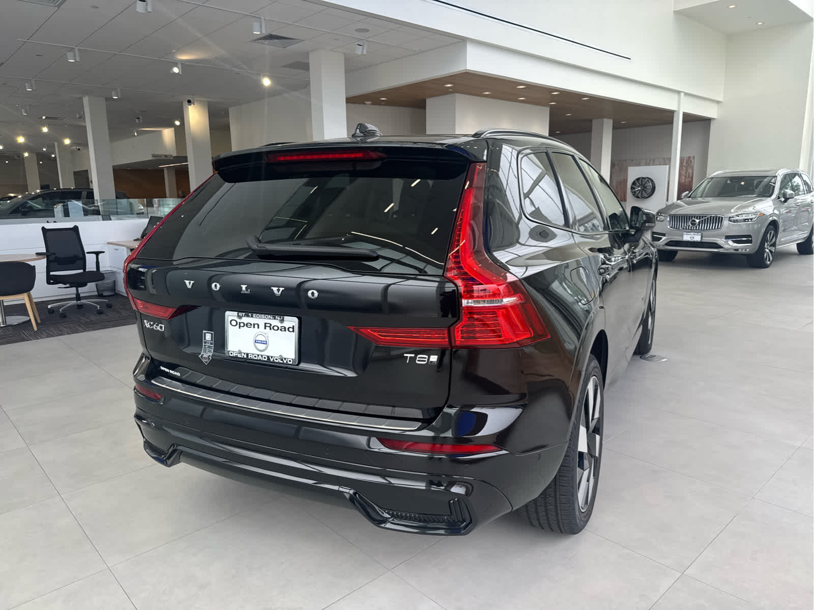 2025 Volvo XC60 Hybrid T8 Plus photo 3